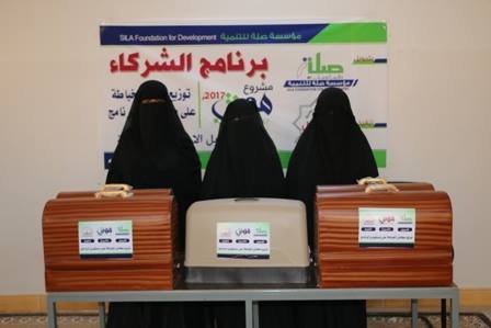 ضمن مشروع مهنتي بين يدي جمعية السبيل توزع مكائن الخياطة على مستفيدي المشروع